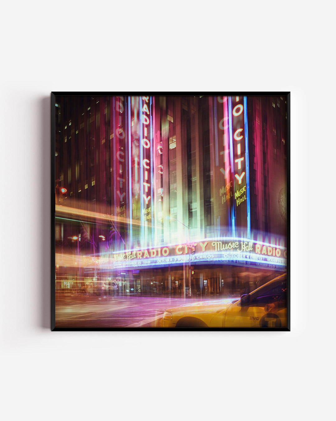 Neon stadssfeer poster – vierkante wanddecoratie – deze poster toont een levendige stadsscène met kleurrijke neonlichten en