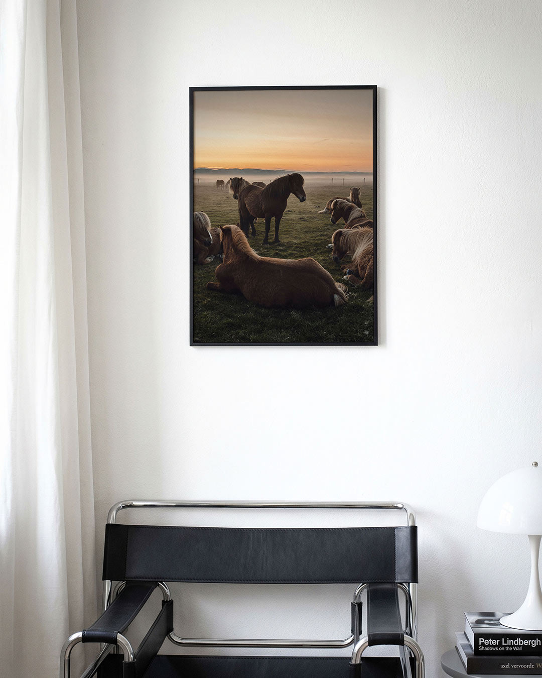 Abstracte poster – derde productweergave – een abstracte poster met donkere tinten en een rustige visuele opbouw.