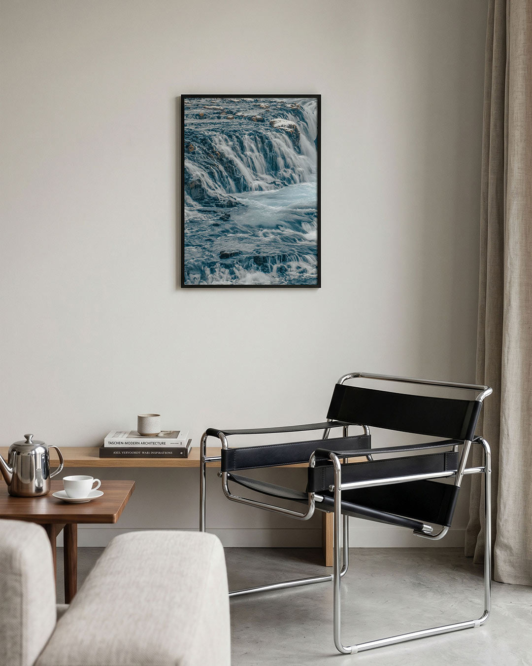 Krachtige waterval poster – tweede productweergave – deze poster toont een krachtige waterval met stromend water over donkere