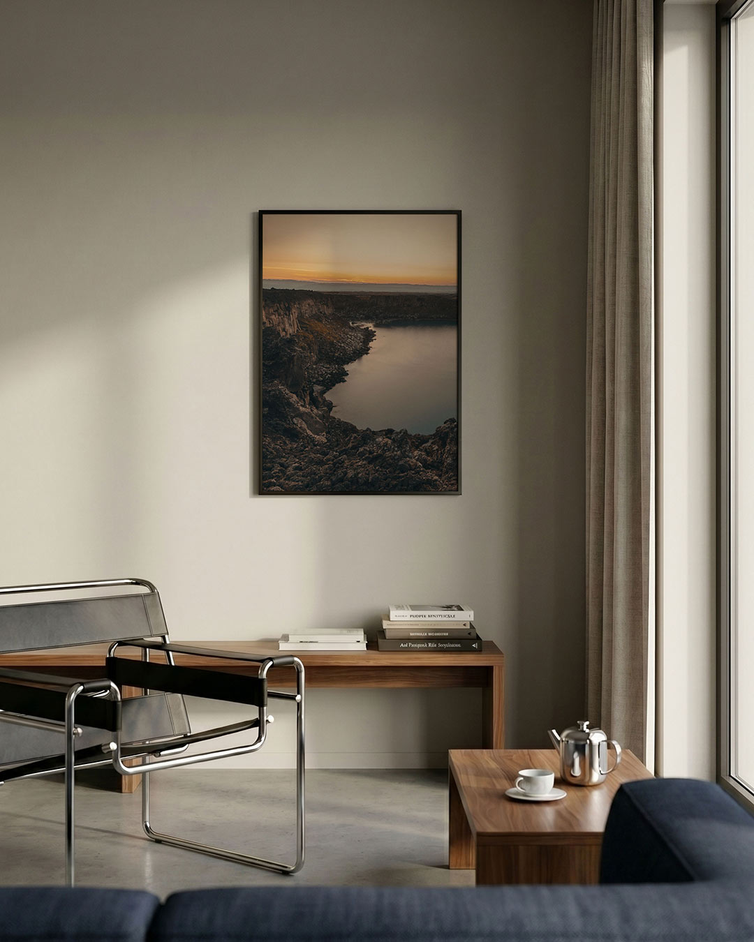 Rustige kustlijn poster – detailweergave – een kustlijn met rotsachtige kliffen en een kalme zee onder een oranje lucht. De