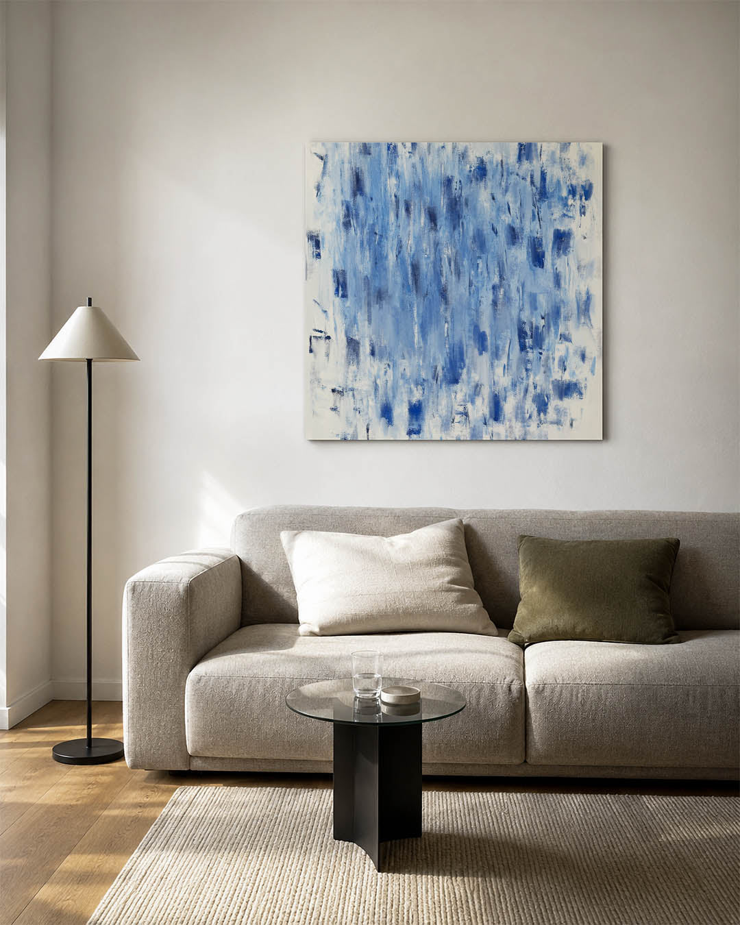 Dynamische blauwe vegen kunstwerk – vierkante wanddecoratie – dit werk toont een dynamisch spel van blauwe vegen en texturen