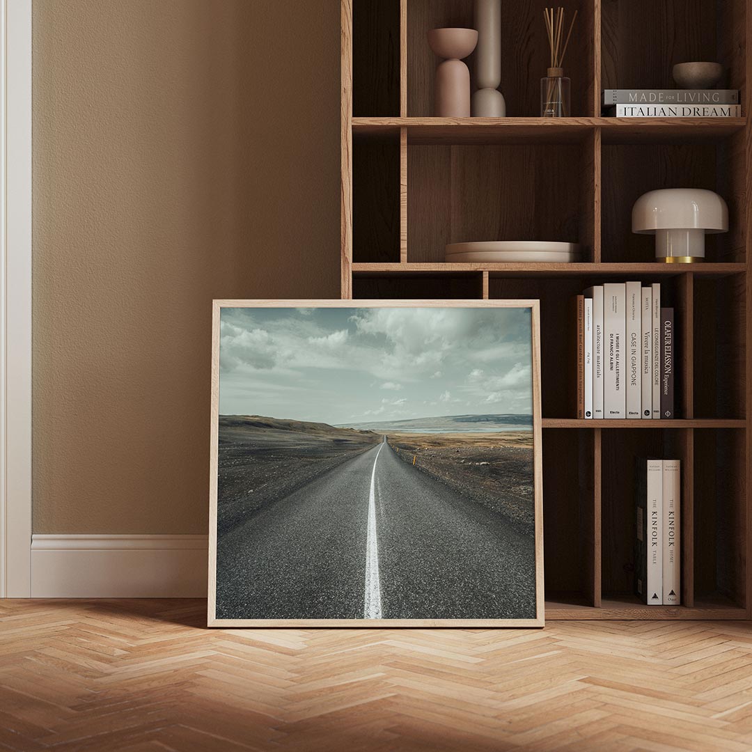 Eindeloze weg poster – derde productweergave – deze poster toont een lange, rechte weg die zich uitstrekt naar de horizon