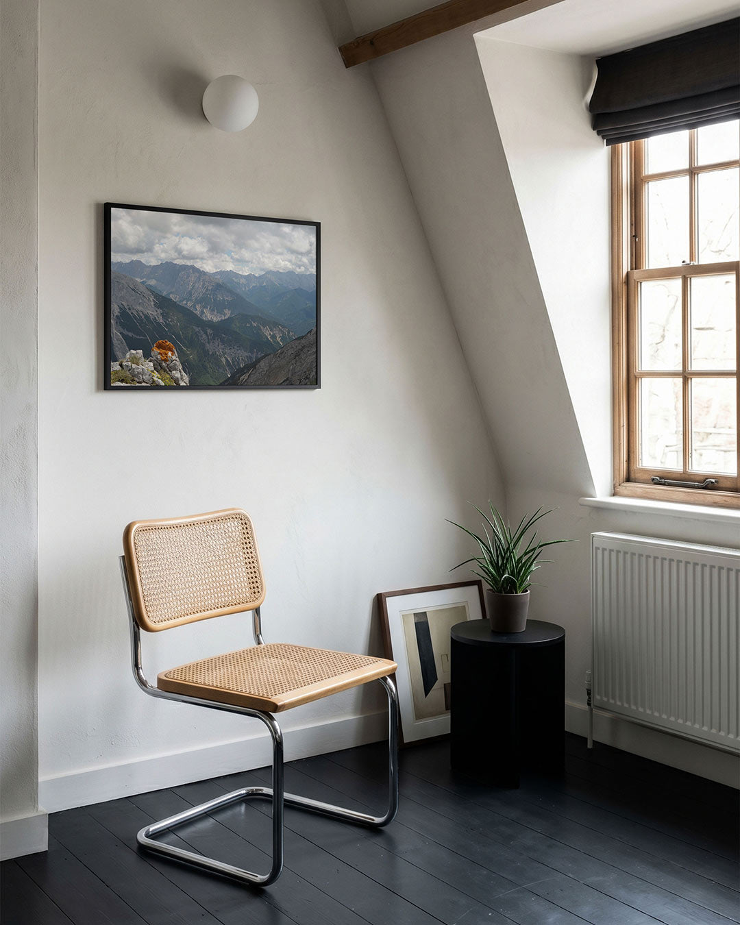 Berglandschap met wolken poster – tweede productweergave – een indrukwekkend berglandschap met ruige rotsen en een