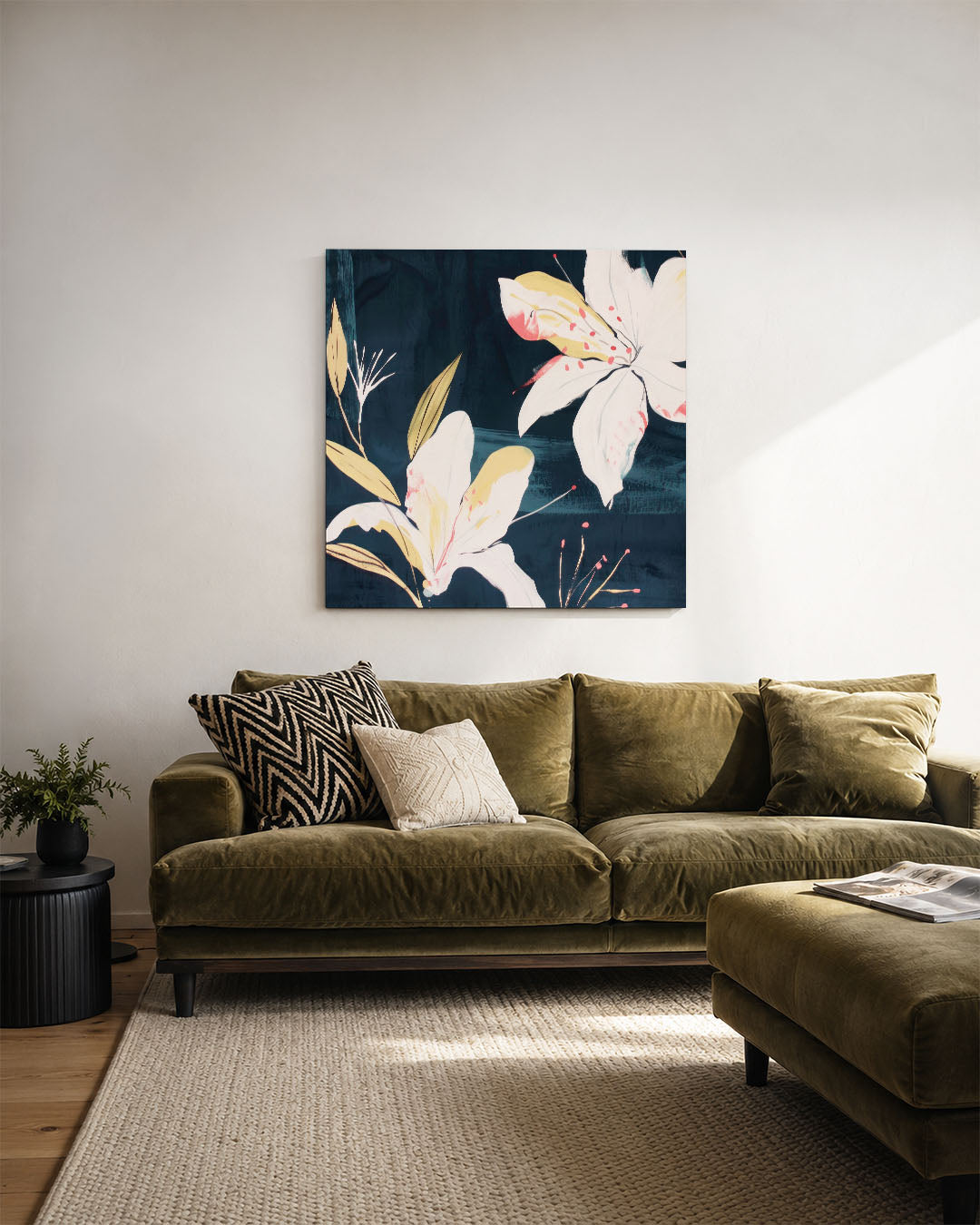 Bloemmotief op donkerblauw kunstwerk – derde productweergave – dit werk toont delicate witte bloemen met gele accenten op een