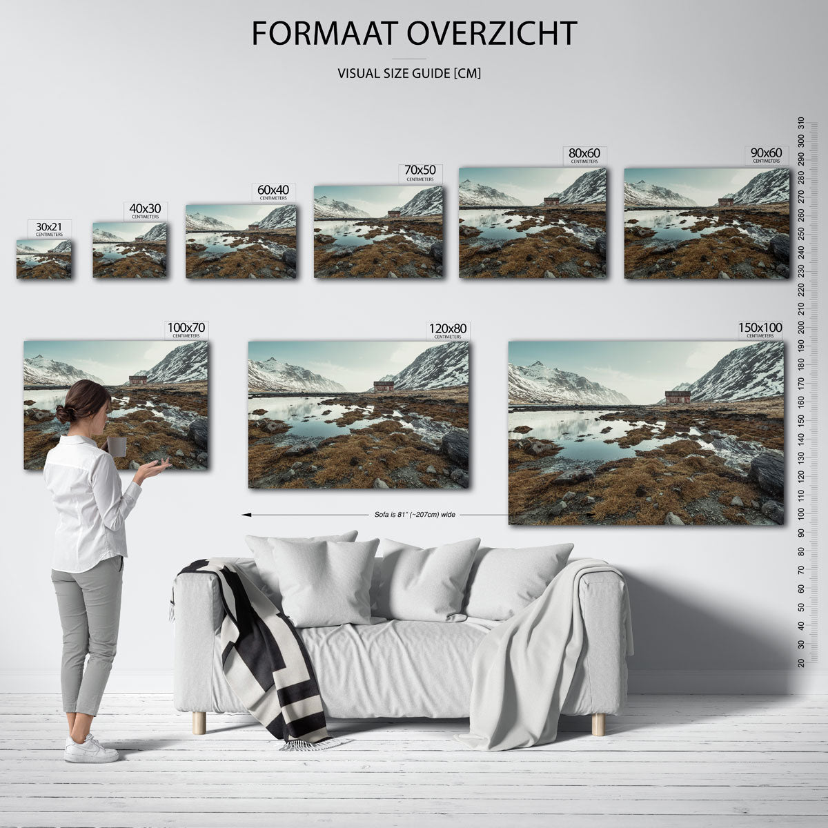 Berglandschap poster – sfeerbeeld – een berglandschap met een hut, omgeven door besneeuwde bergen en reflecties in het water.