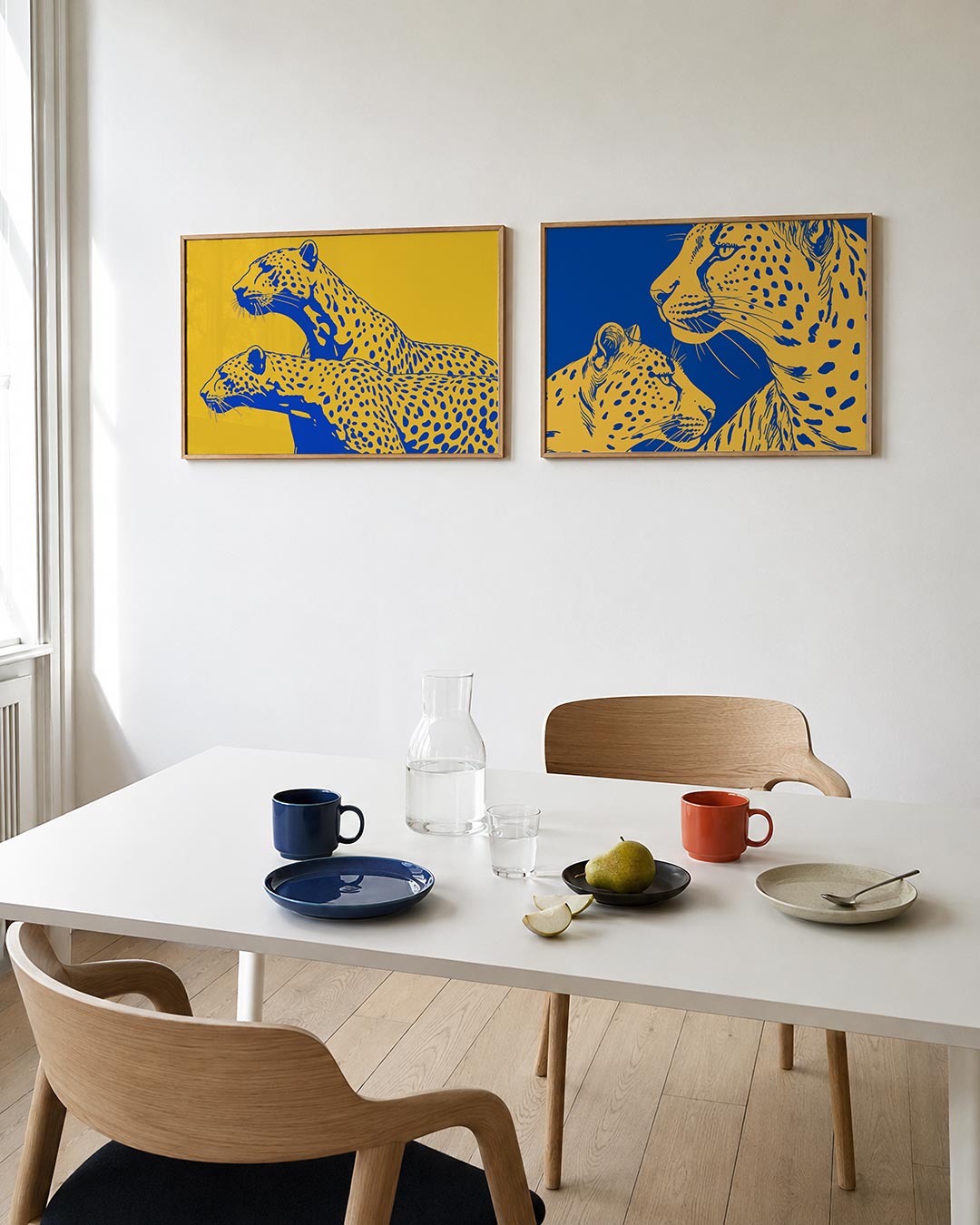 Tweedelige posterset met een levendig contrast tussen felgele en diepblauwe kleurvlakken, getoond in een interieur
