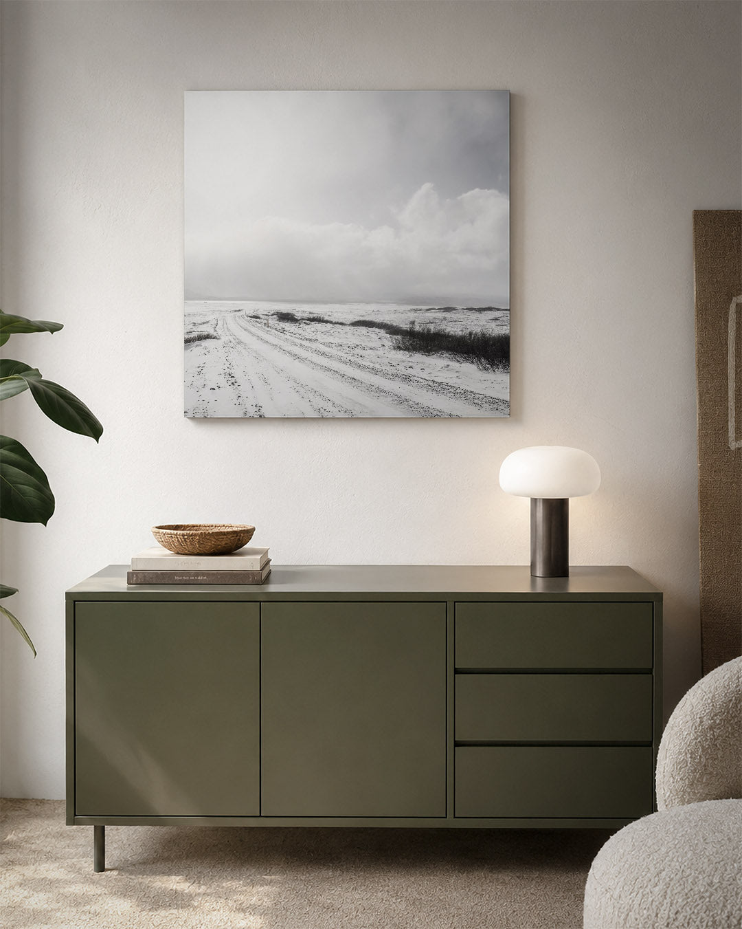 Weg in winterlandschap kunstwerk – detailweergave – een besneeuwd landschap met een kronkelende weg onder een bewolkte hemel.