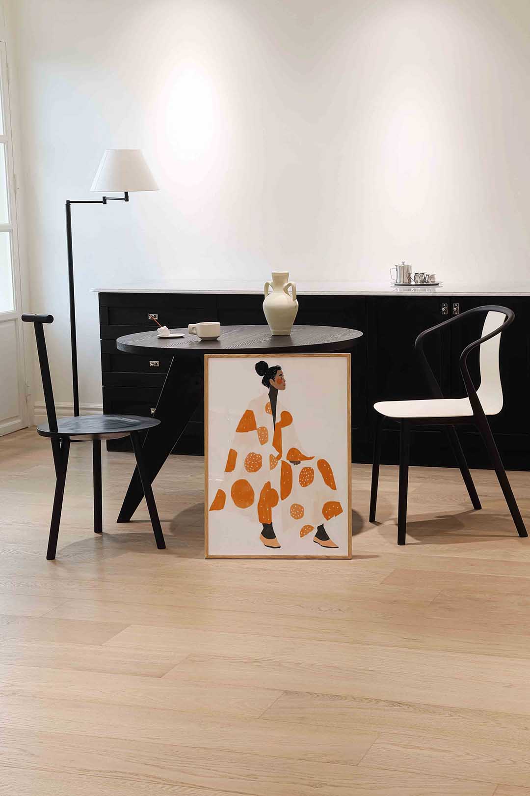 Vrouw in oranje en witte stippen – moderne wandkunst als portret poster