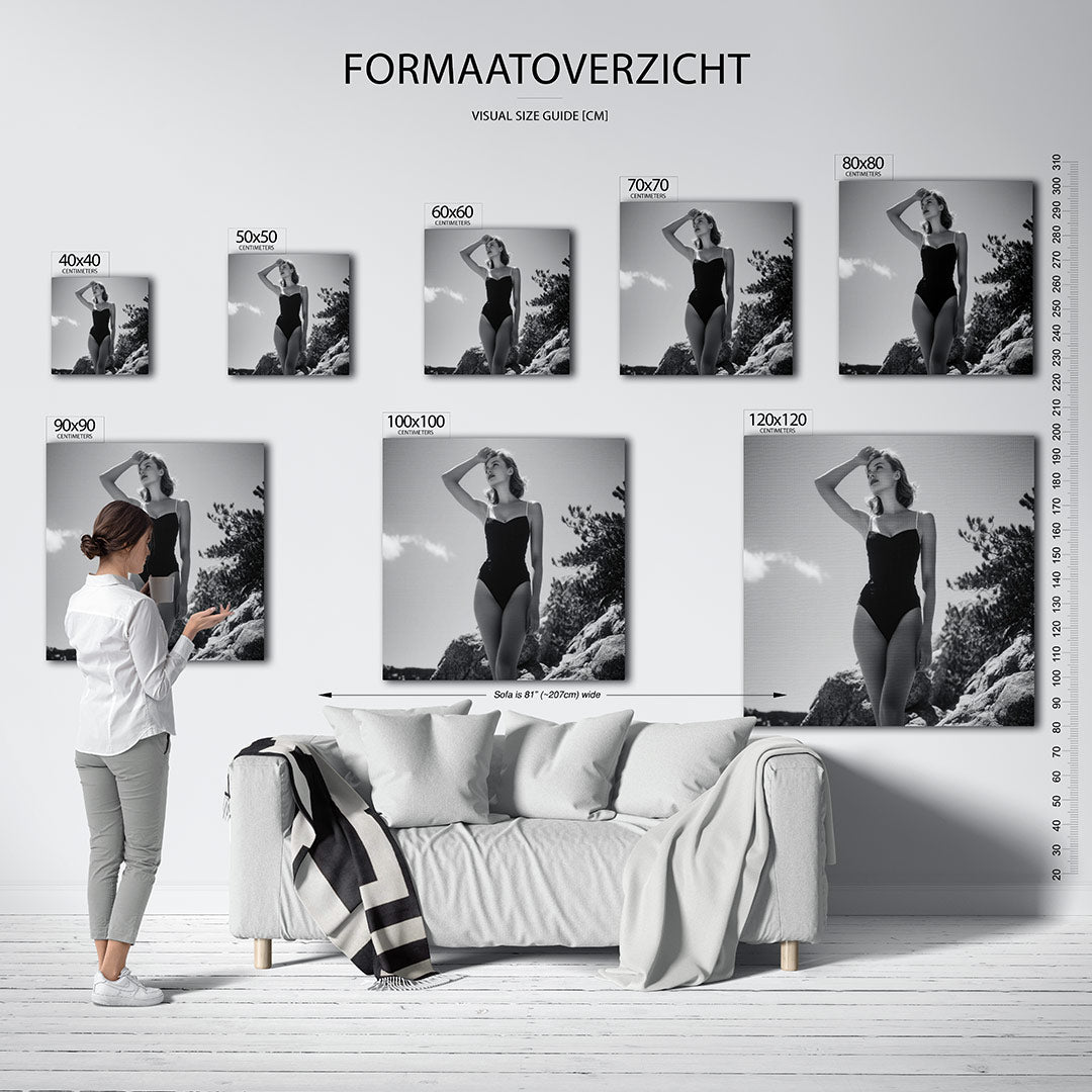 Zomerse elegantie kunstwerk – sfeerbeeld – dit kunstwerk toont een vrouw in een badpak, staand op rotsen onder een heldere