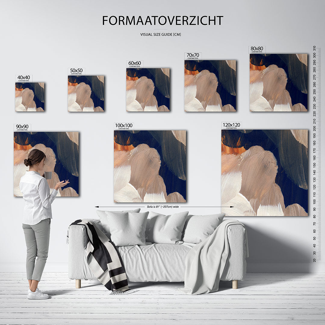 Abstracte kunstwerk – dit kunstwerk toont vloeiende penseelstreken in beige, wit en donkerblauw. De kleuren overlappen elkaar