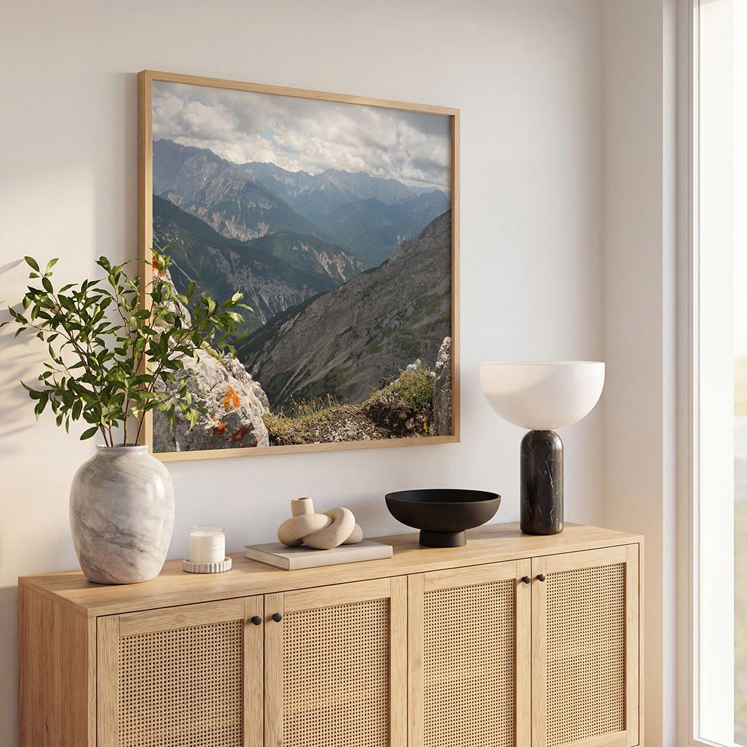 Berglandschap met rotsen poster – tweede productweergave – deze poster toont een indrukwekkend berglandschap met ruige rotsen