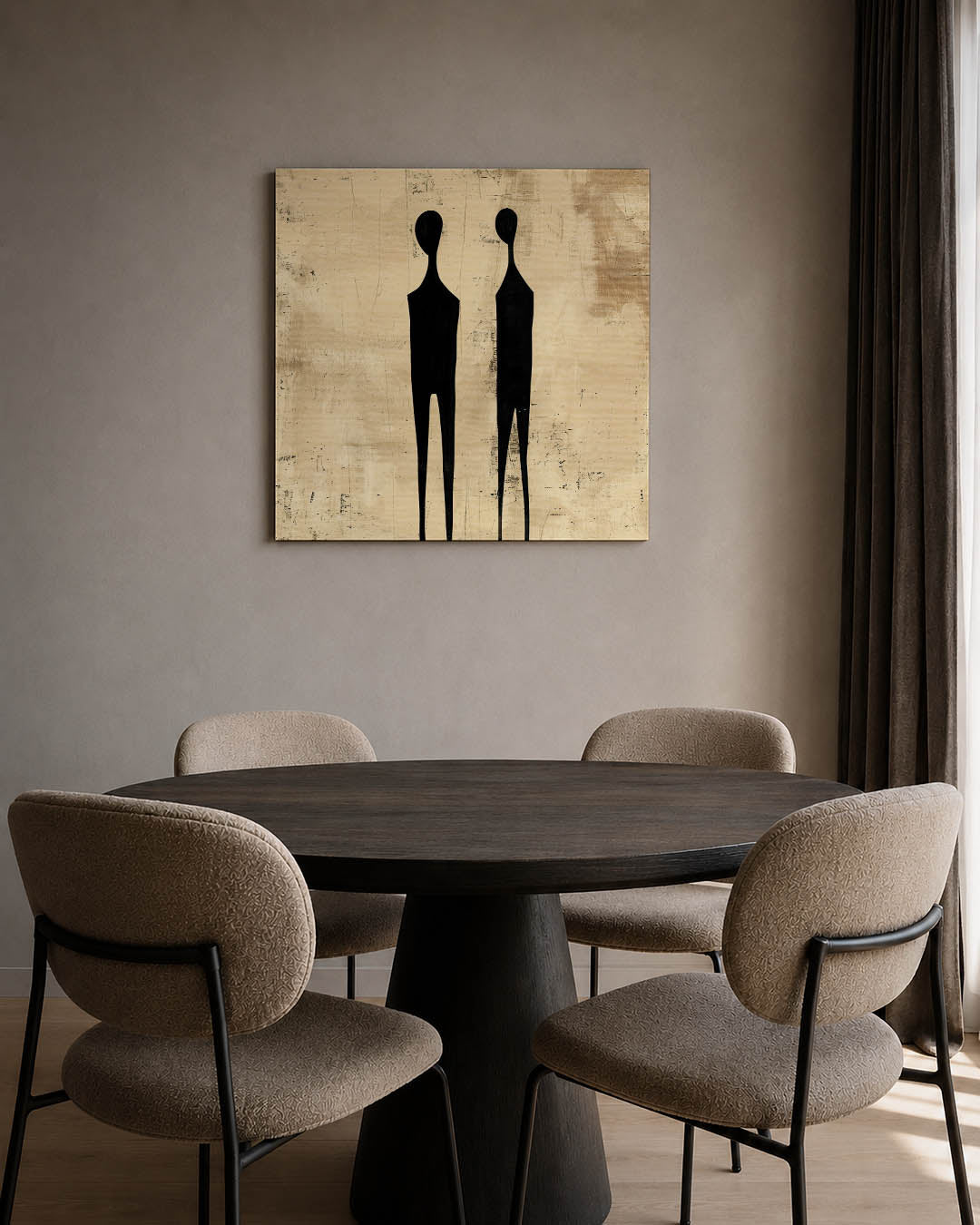 Figuren kunstwerk – tweede productweergave – twee gestileerde zwarte figuren staan op een beige achtergrond. De compositie is