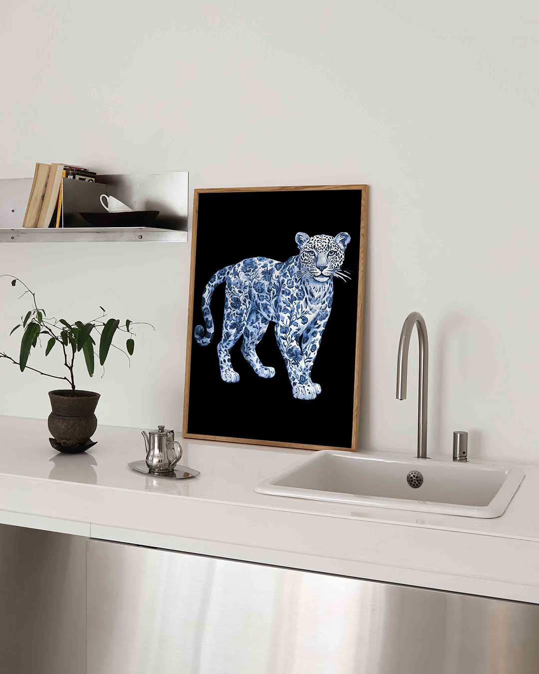 Luipaard met bloemen – blauw-witte poster in staand formaat