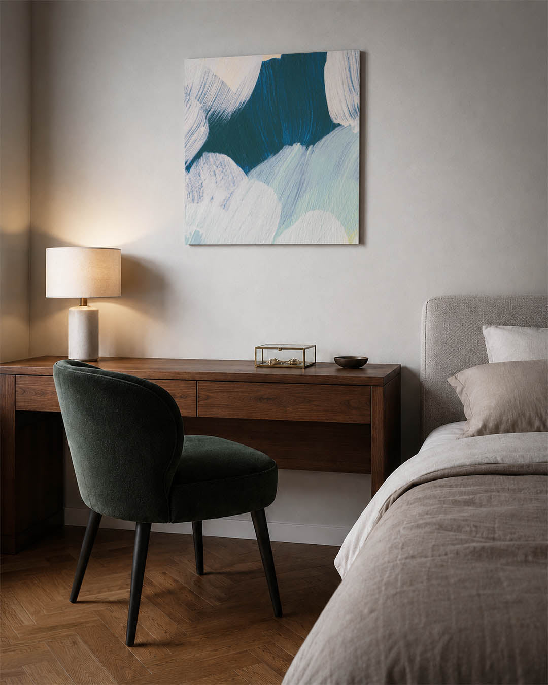 Dynamische borstelvegen kunstwerk – materiaalweergave – dit werk toont vloeiende borstelvegen in blauw en wit, met subtiele