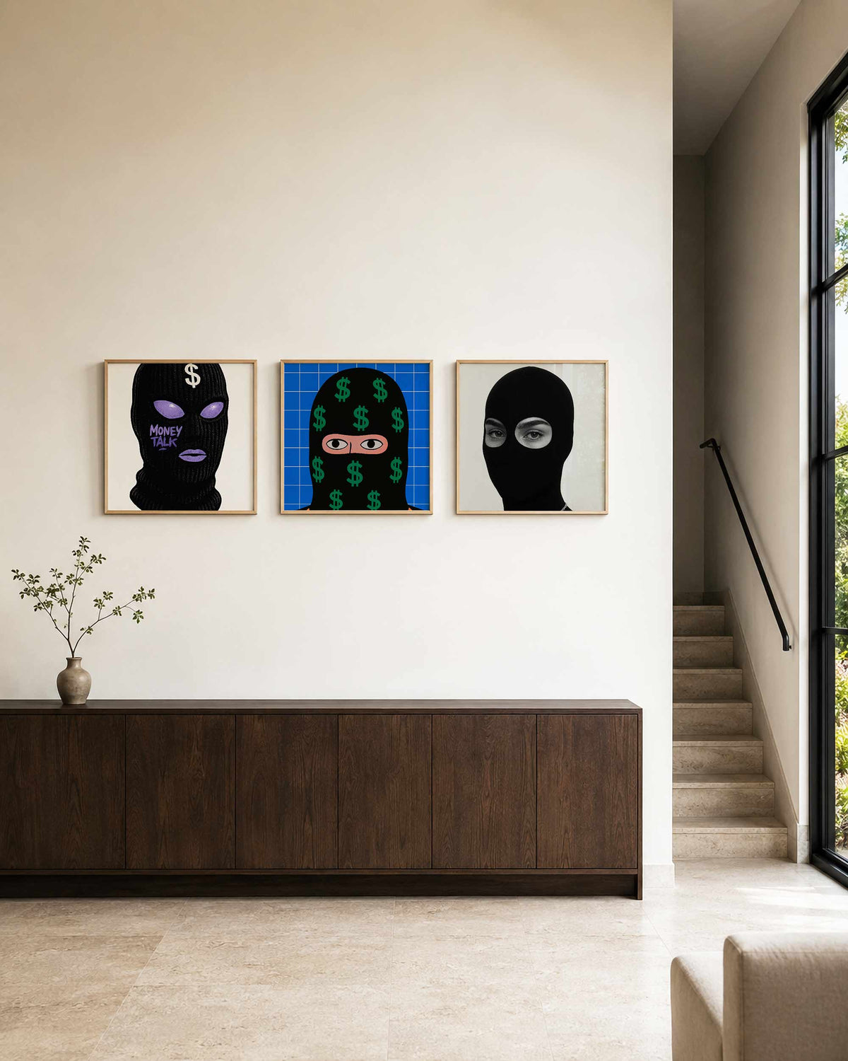 Interieurpresentatie van een driedelige vierkante posterset met gemaskerde gezichten