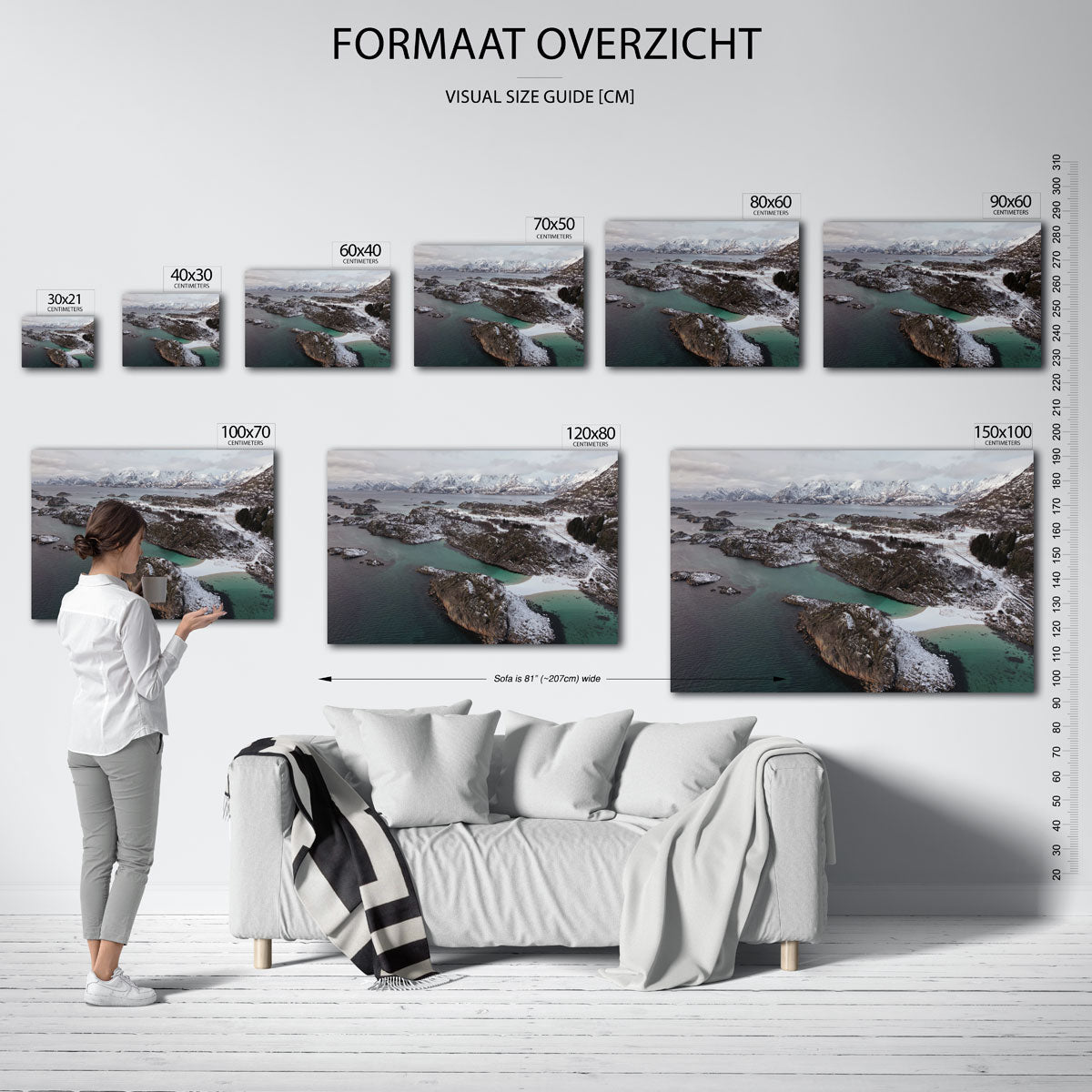 Rustige winterkust poster – sfeerbeeld – deze poster toont een serene kustlijn met besneeuwde bergen en kalm water. De