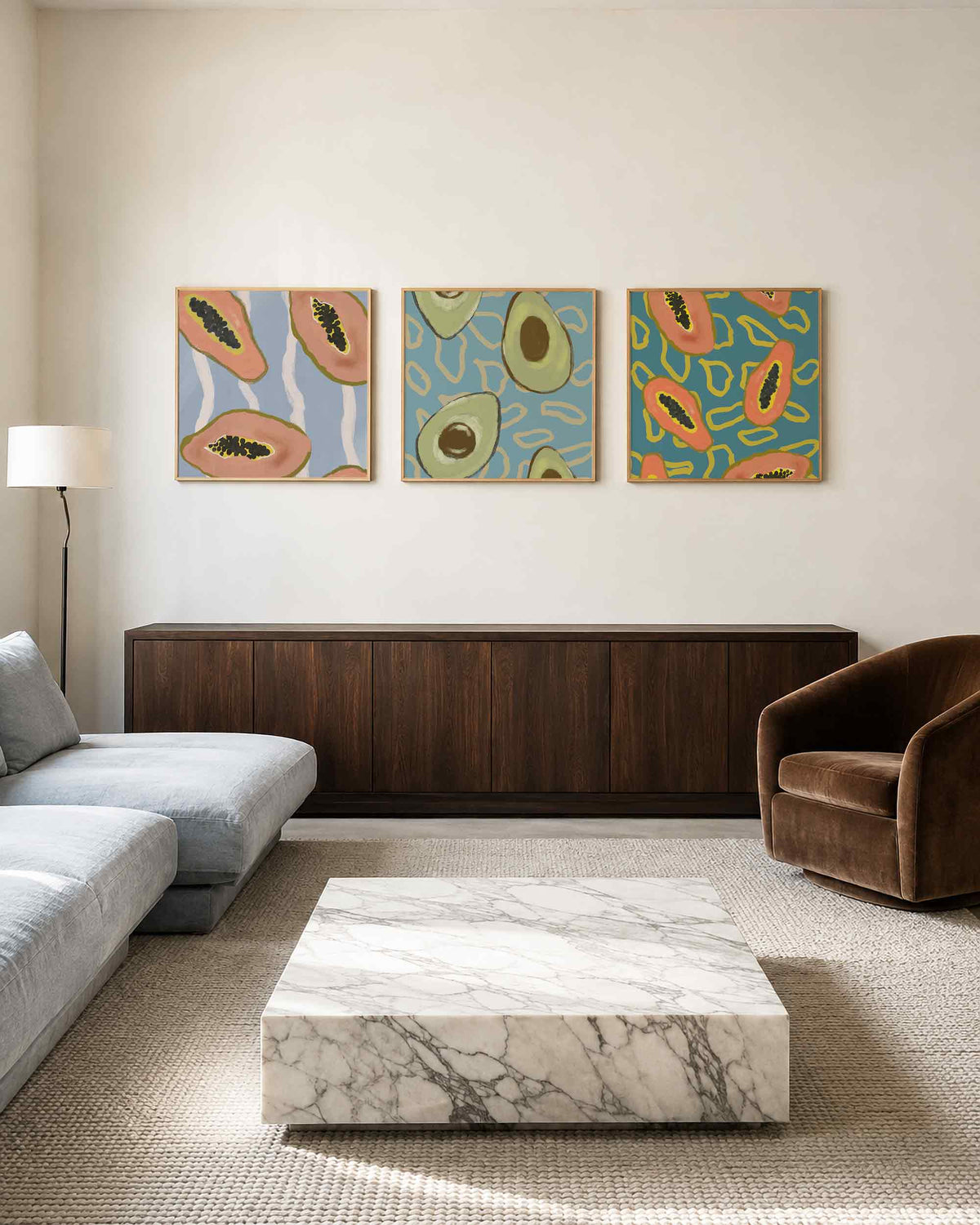 Interieurpresentatie van een driedelige vierkante posterset met papaja en avocado