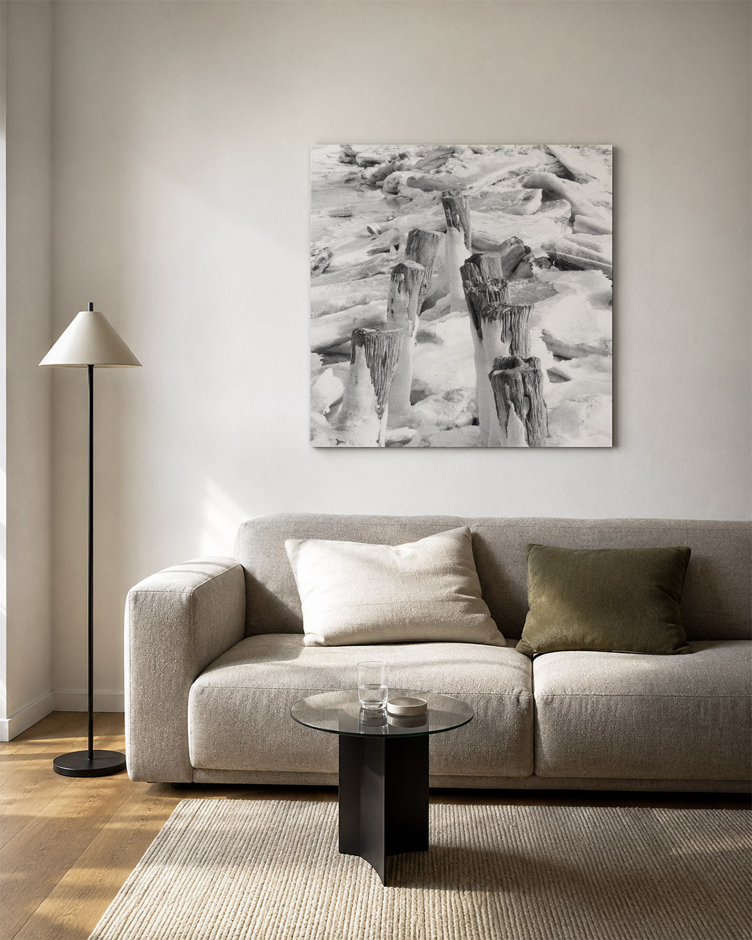 Ijs en hout kunstwerk – vierkante wanddecoratie – deze kunstwerk toont verweerde houten palen omgeven door ijs. De texturen