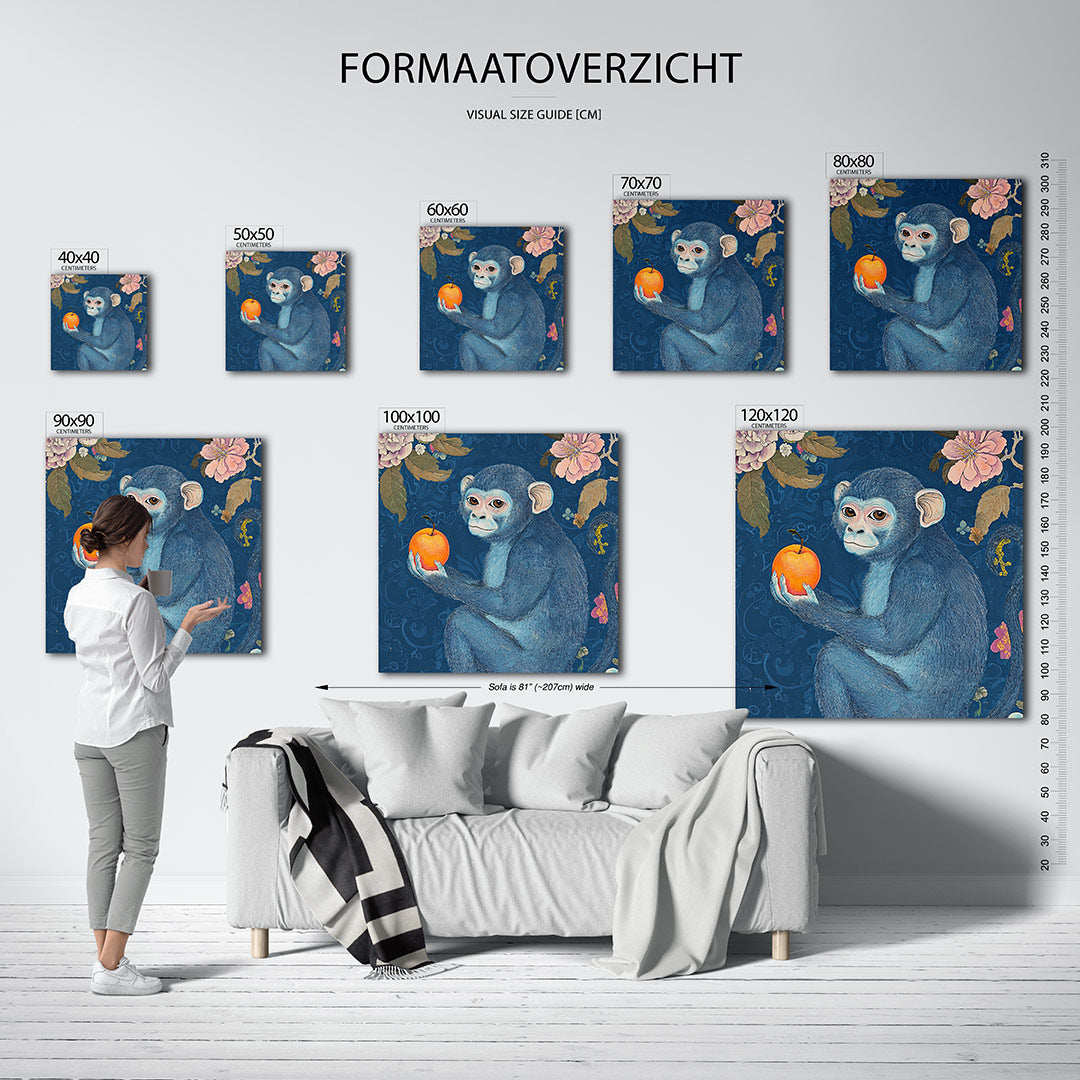 Dromerige aap kunstwerk – dit kunstwerk toont een blauwe aap met een oranje vrucht in zijn hand, omringd door bloemen op een