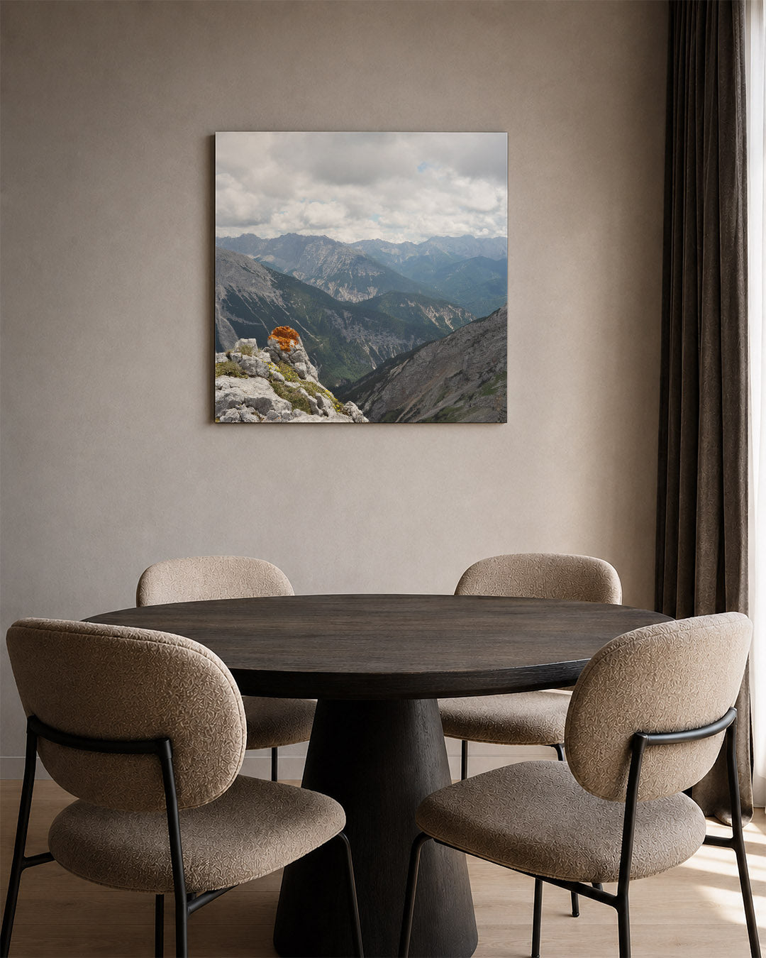Berglandschap met wolken kunstwerk – tweede productweergave – deze kunstwerk toont een indrukwekkend berglandschap met