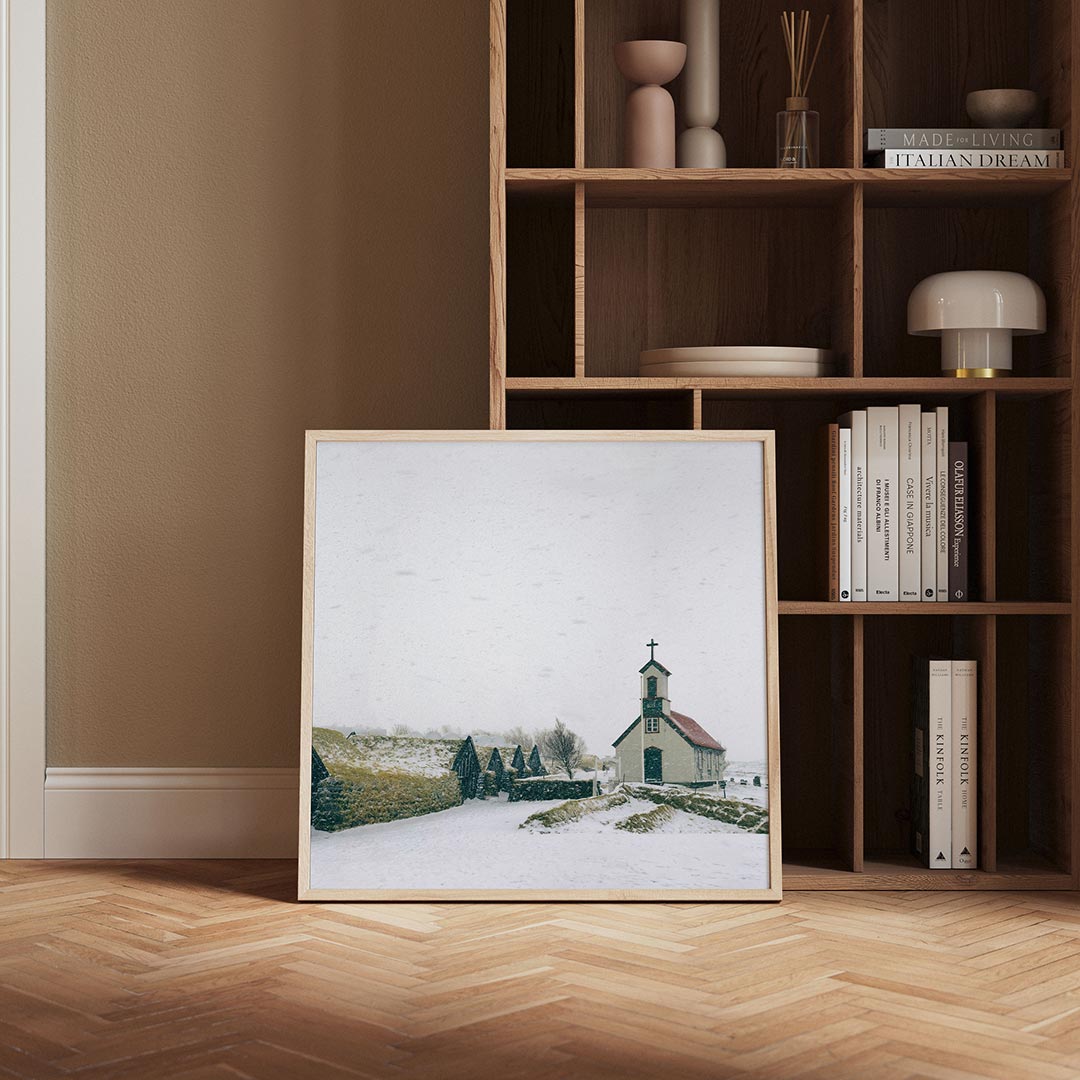 Winterse kapel poster – derde productweergave – een serene winterse scène met een kleine kapel omringd door besneeuwde velden