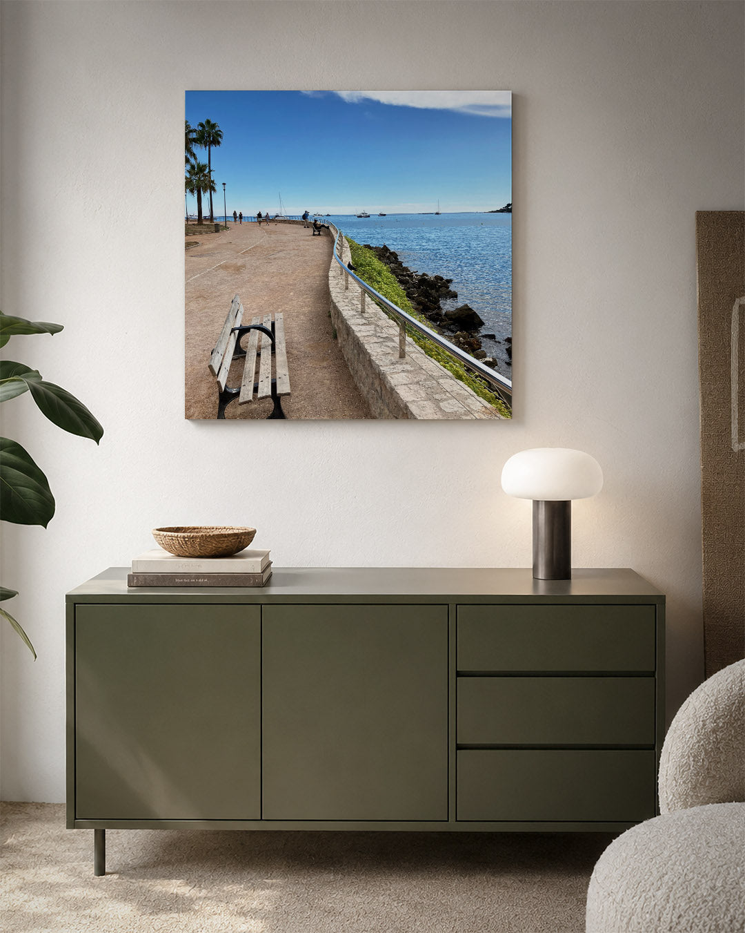 Zomerse kustwandeling kunstwerk – detailweergave – een zonnige promenade langs de kust met een helderblauwe lucht en zee.
