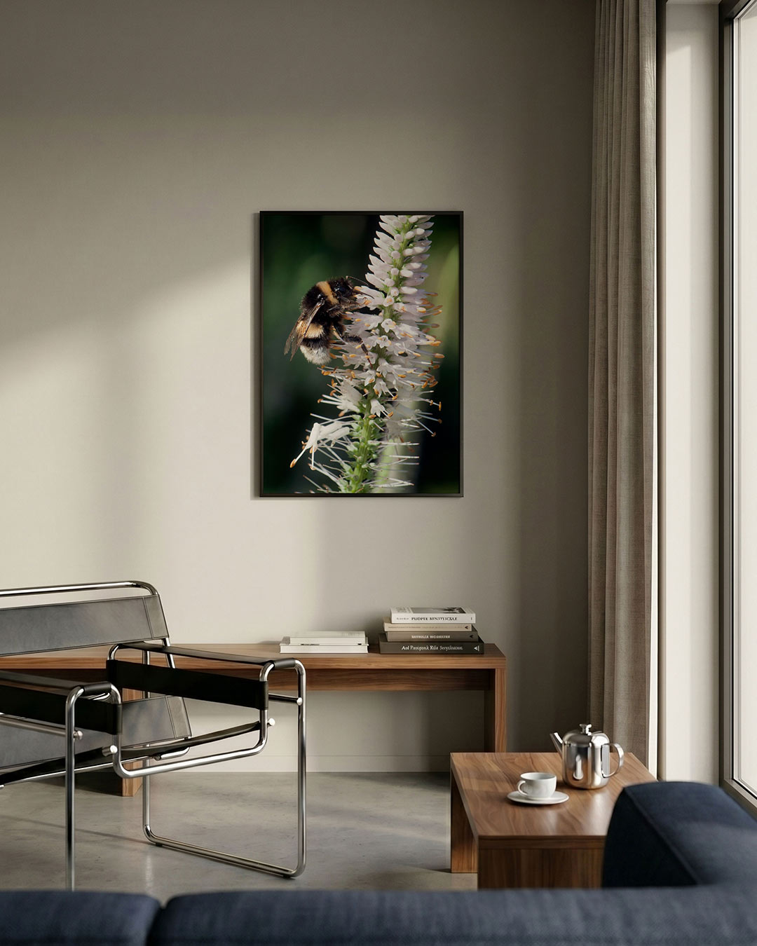 Bij op bloem poster – detailweergave – een bij zit op een witte bloem met oranje meeldraden tegen een groene achtergrond. De