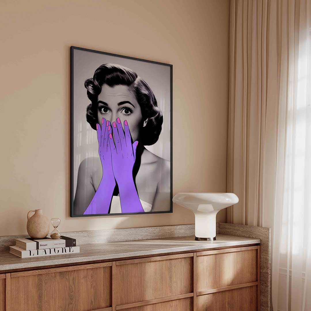 Vrouw met paarse handen – urban poster in staand formaat