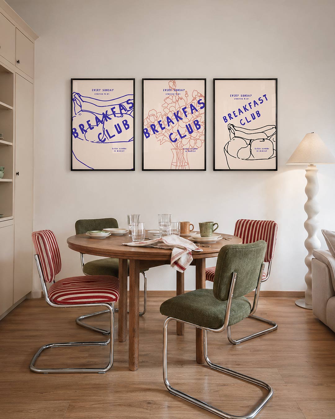 Lijnen en letters – een speelse poster met vloeiende blauwe lijnen en grote letters op een zachte