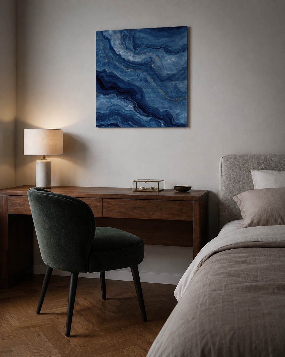Golvende blauwe patronen kunstwerk – sfeerbeeld – dit werk toont vloeiende, golvende lijnen in verschillende tinten blauw met