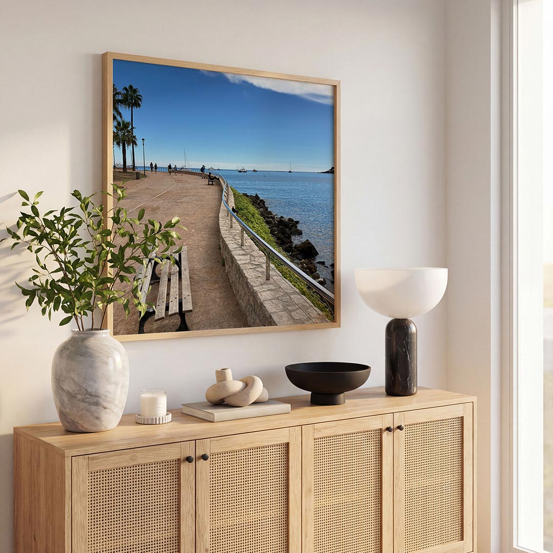 Zomerse kustwandeling poster – tweede productweergave – een zonnige promenade langs de kust met een helderblauwe lucht en