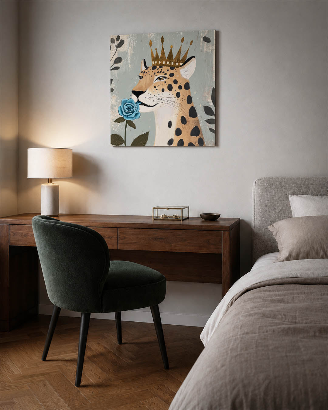 Majestueuze luipaard kunstwerk – materiaalweergave – dit kunstwerk toont een luipaard met een gouden kroon en een blauwe roos