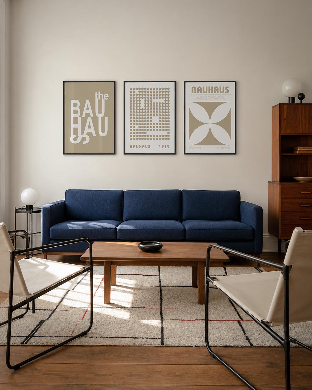Typografisch spel driedelige posterset – witte letters dansen speels op een beige achtergrond. De compositie speelt met