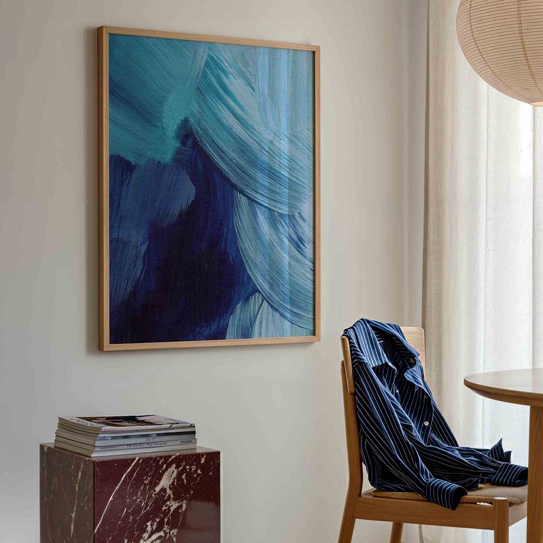 Blauwe penseelstreken – artistieke poster in staand formaat