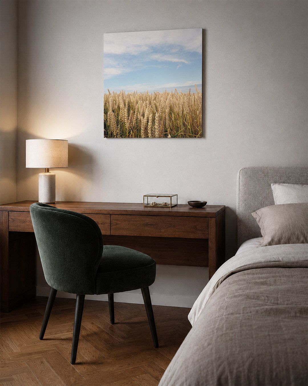 Gouden tarweveld kunstwerk – sfeerbeeld – deze kunstwerk toont een uitgestrekt tarweveld onder een heldere blauwe lucht. De