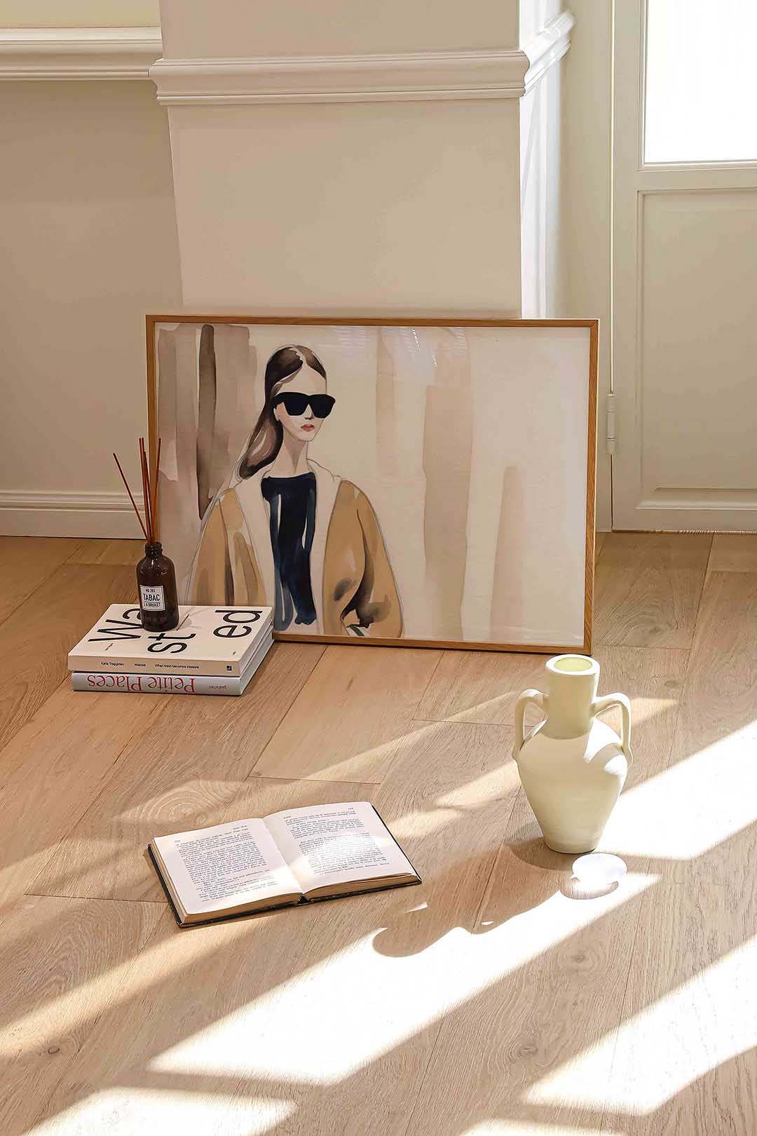 Vrouw met zonnebril – liggende portret wanddecoratie van WallArtistic