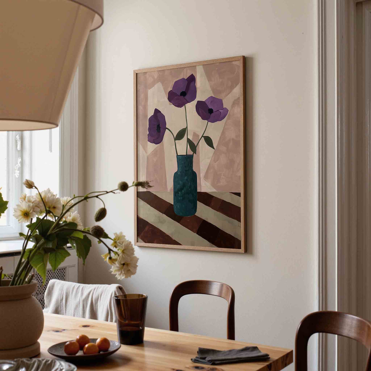 Paarse bloemen in vaas – eigentijdse illustratie poster in staand formaat