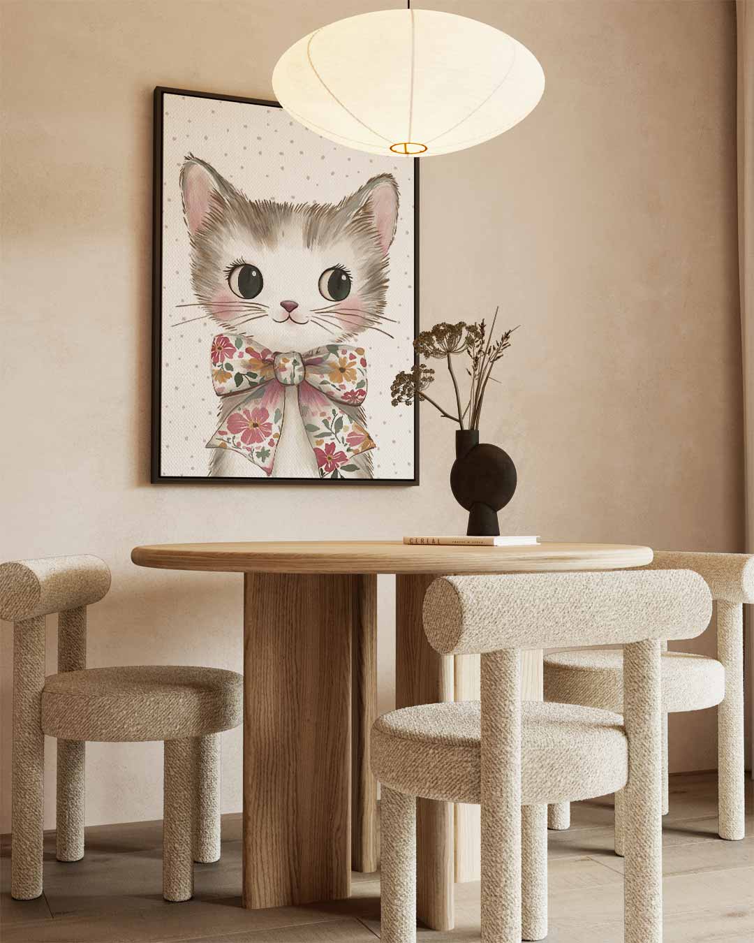 Schattige Kat met Bloemenstrik – kunstwerk met zwarte baklijst