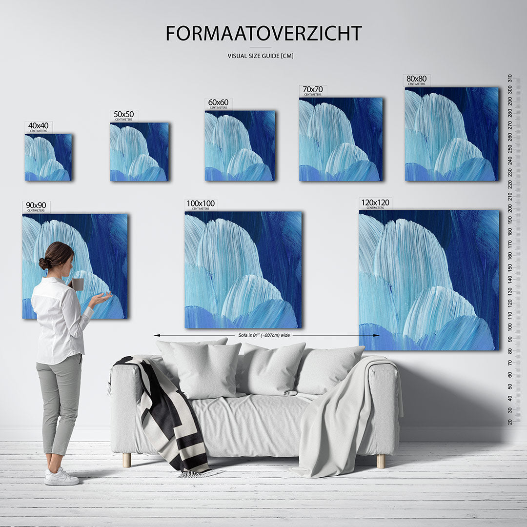Golvende blauwe penselen kunstwerk – dit werk toont vloeiende penseelstreken in verschillende tinten blauw. De lijnen creëren