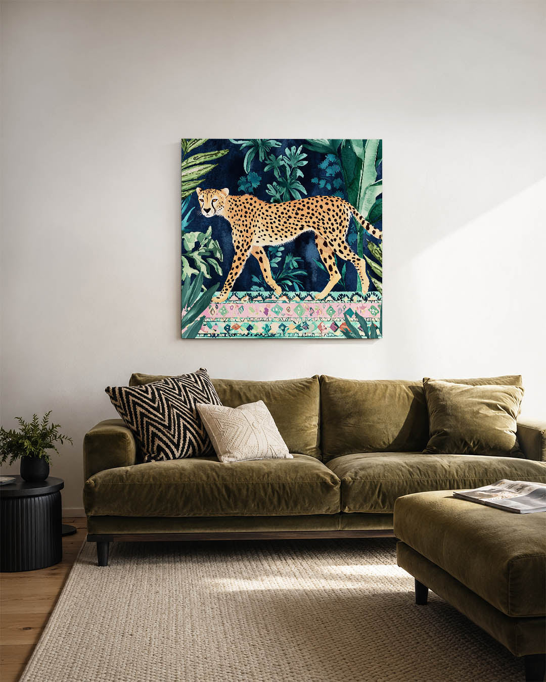 Luipaard in jungle kunstwerk – sfeerbeeld – dit werk toont een luipaard te midden van weelderige groene bladeren en een