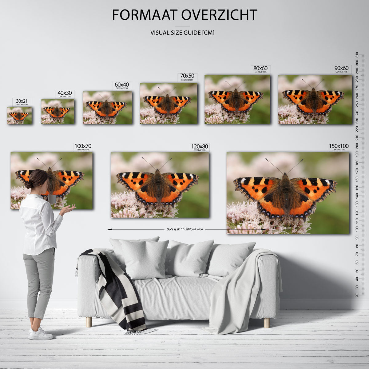 Vlinder op bloem poster – sfeerbeeld – deze poster toont een vlinder met levendige oranje en zwarte vleugels, rustend op