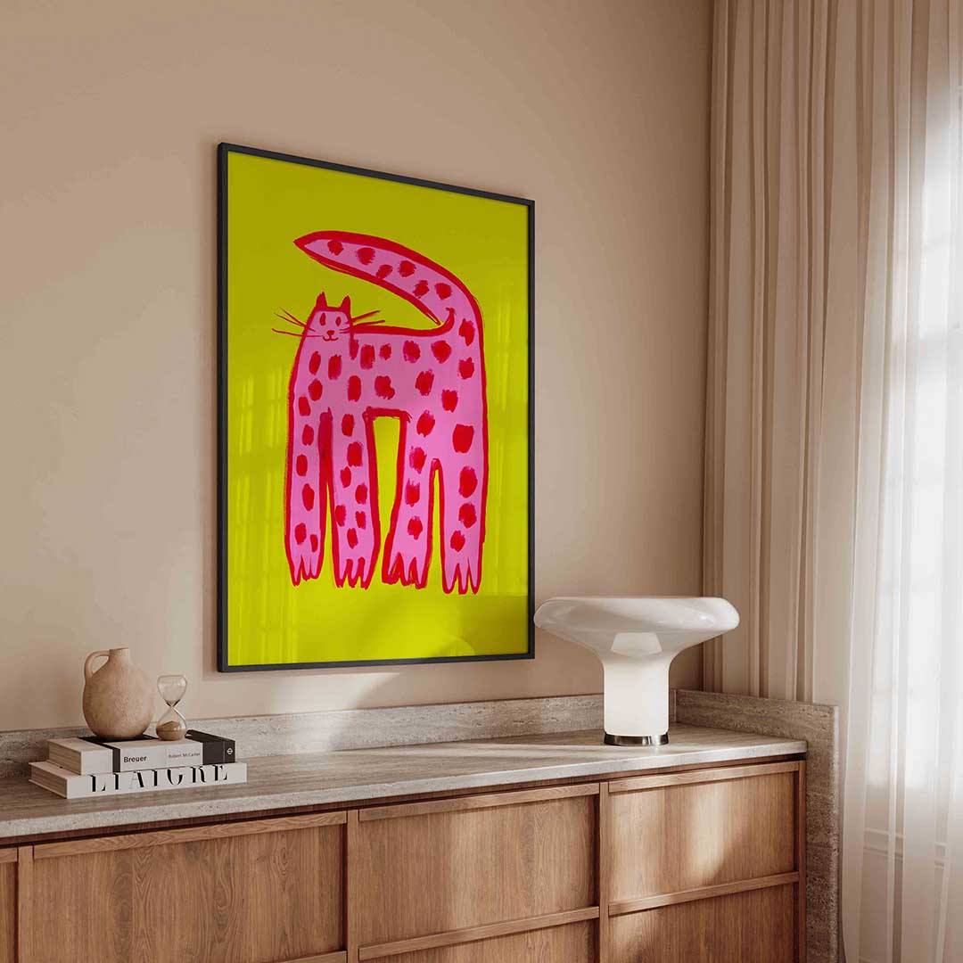 Roze kat op gele achtergrond – urban poster in staand formaat