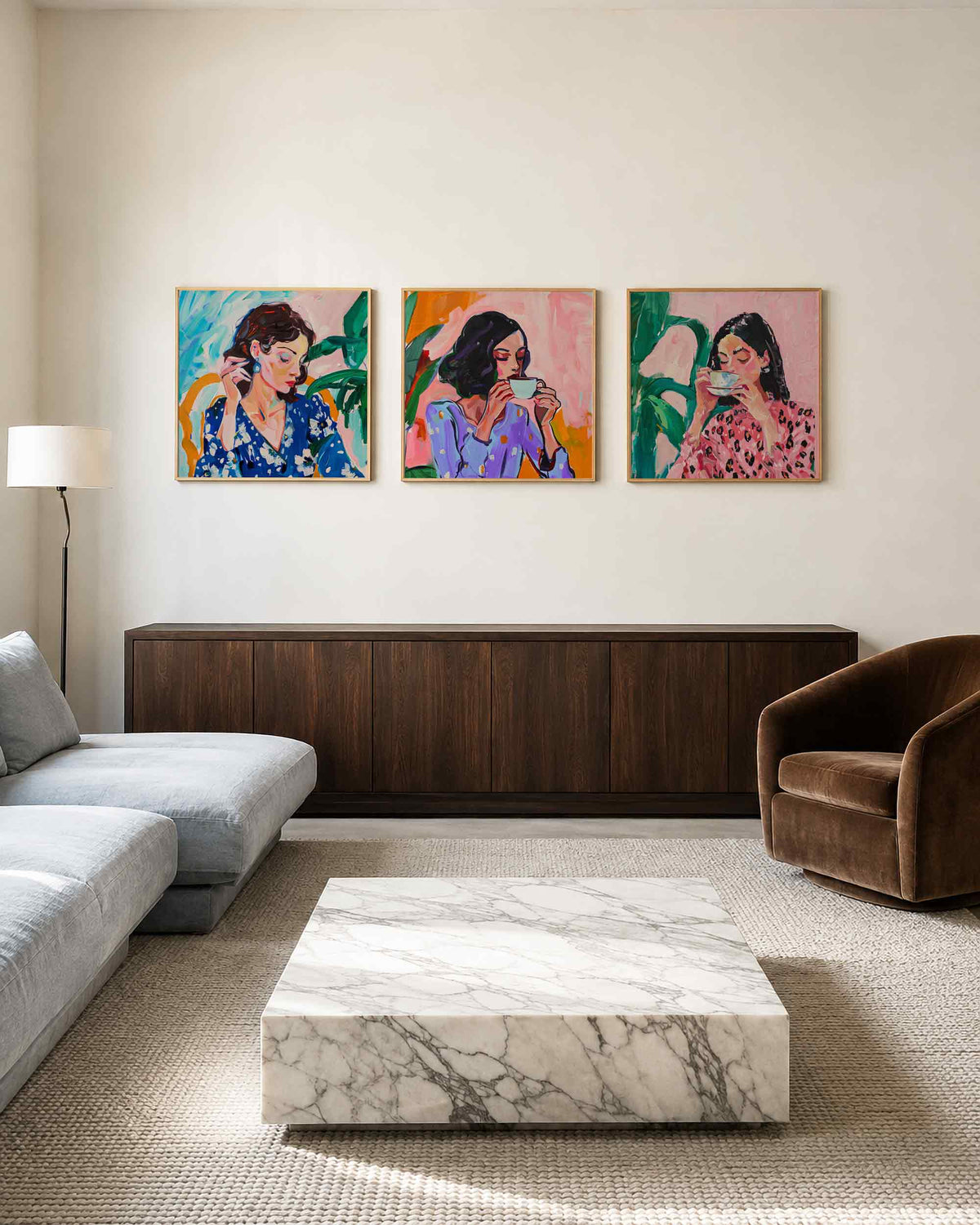 Interieurpresentatie van een driedelige vierkante posterset met vrouwenportretten