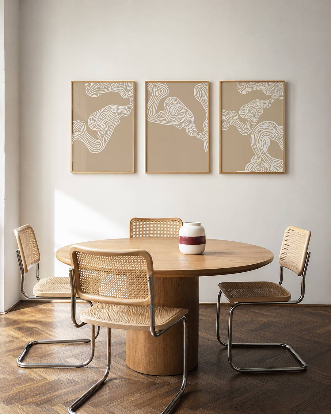 Golvende lijnen – driedelige posterset in interieur