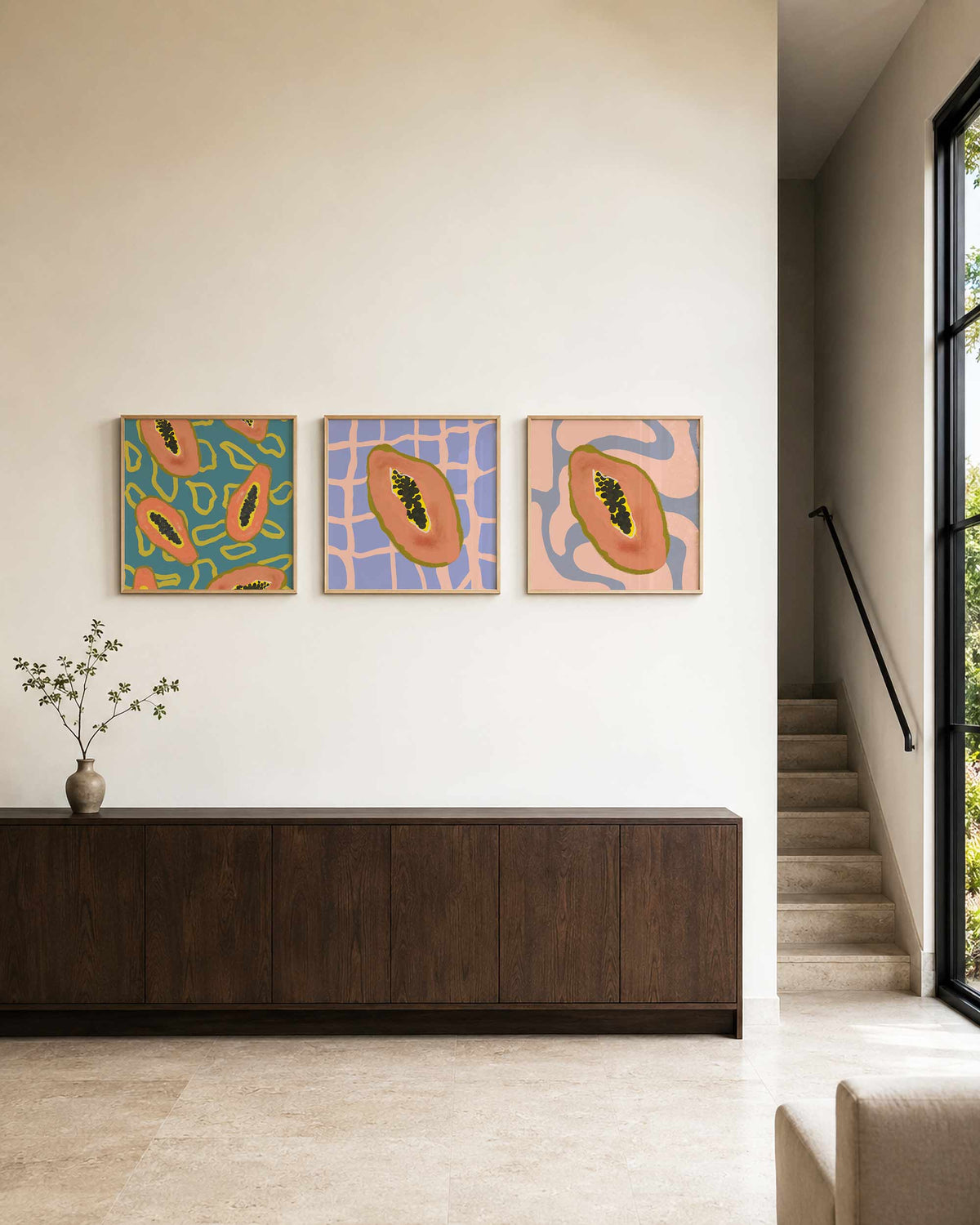 Interieurpresentatie van een driedelige vierkante posterset met papaya illustraties