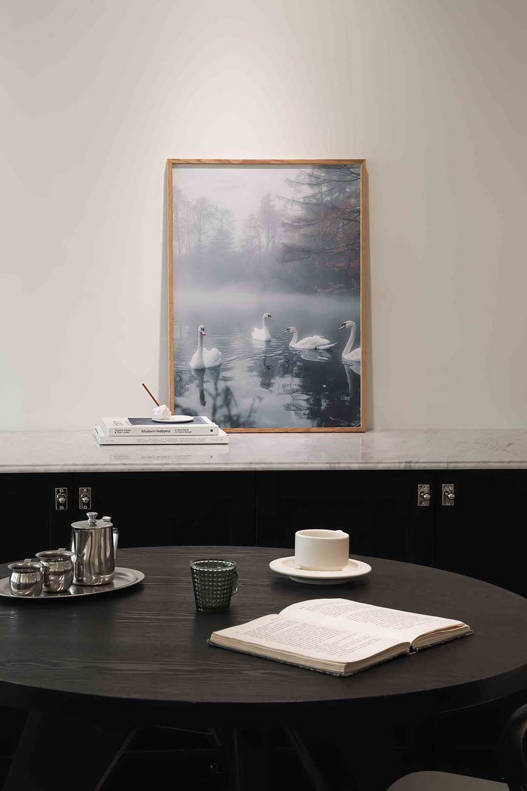 Zwanen in mistige vijver – abstracte poster in staand formaat
