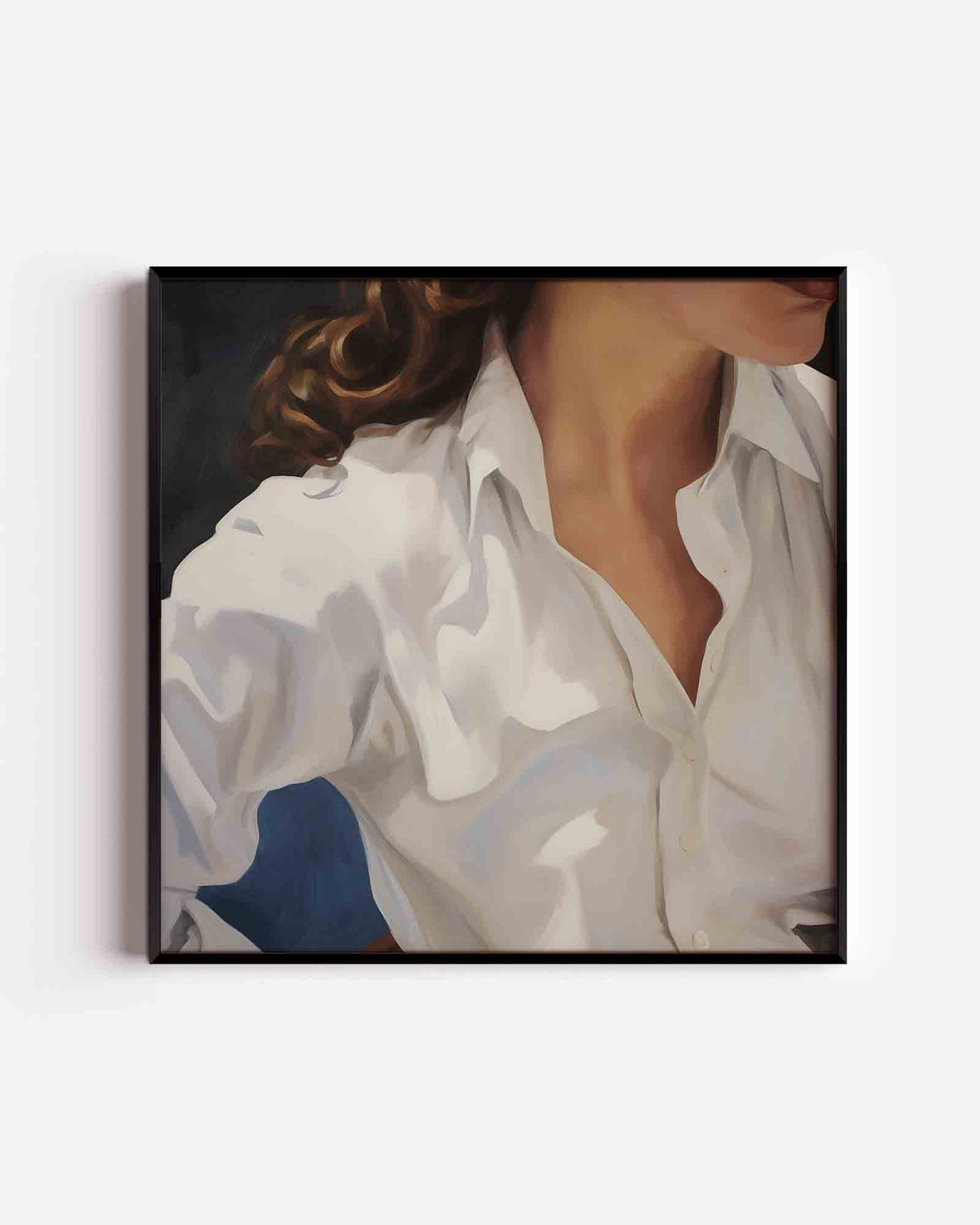 Witte blouse en krullend haar – vrouwelijk portret als vierkante poster