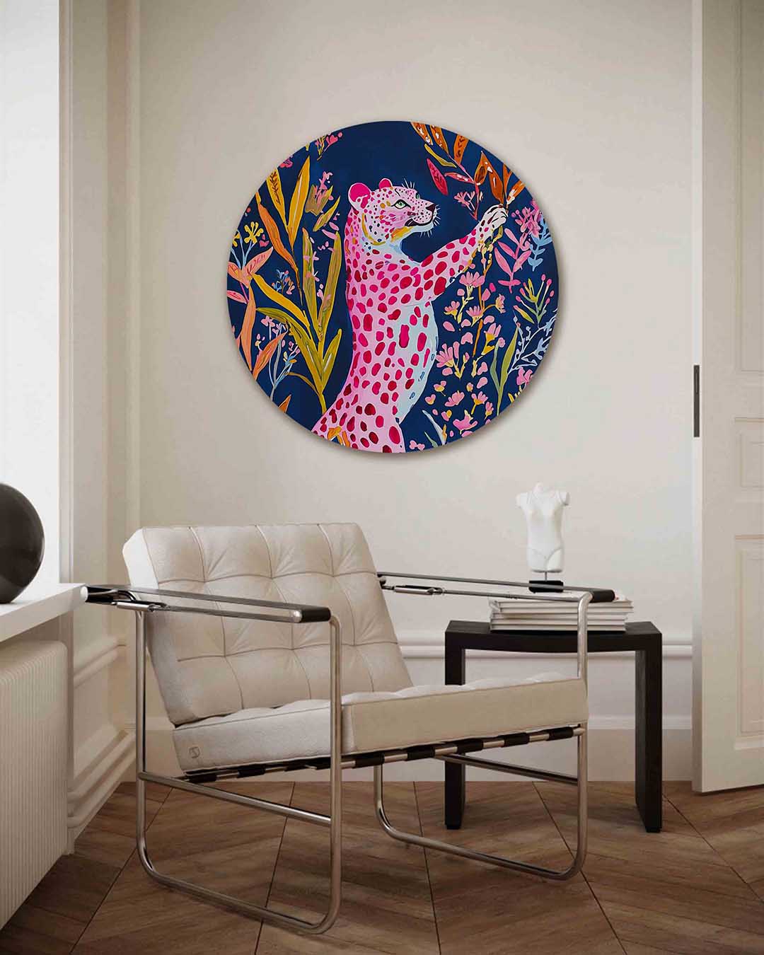 Roze luipaard met bloemen – kleurrijke illustratie muurcirkel als wanddecoratie