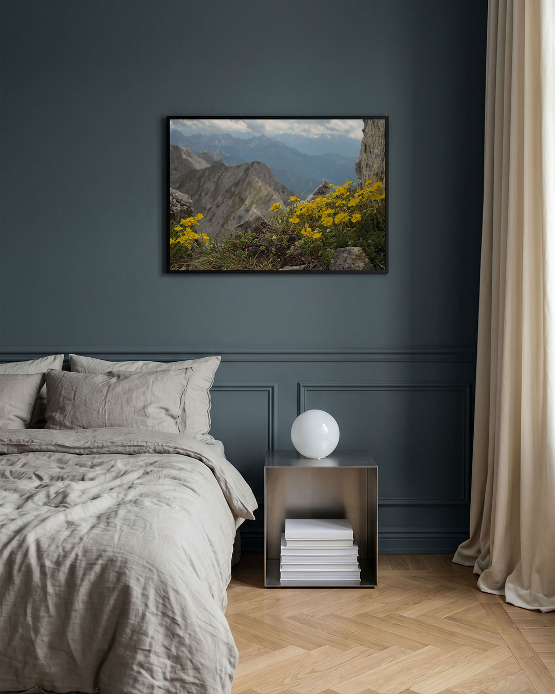 Berglandschap met bloemen poster – detailweergave – deze poster toont een berglandschap met gele bloemen op de voorgrond. De