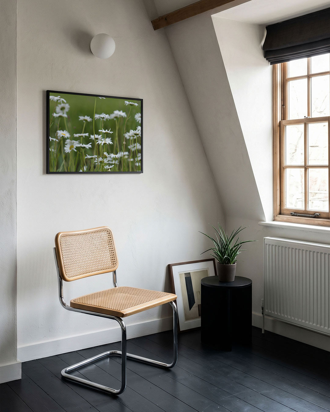 Bloemenveld poster – tweede productweergave – deze poster toont een veld vol witte bloemen met groene stelen tegen een wazige